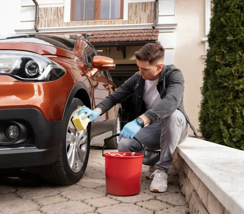 Lavage auto à domicile Hermival-les-Vaux : professionnel intervenant sur un véhicule